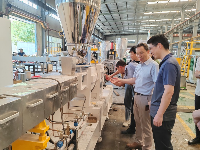 桐城市委副書(shū)記、市長(zhǎng)劉存磊一行領(lǐng)導(dǎo)蒞臨武漢現(xiàn)代精工，共探塑料包裝產(chǎn)業(yè)新發(fā)展