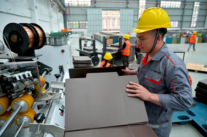 磷石膏包裝箱生產(chǎn)現(xiàn)場 1