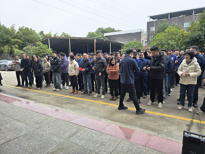 總經(jīng)理發(fā)放開門紅包1